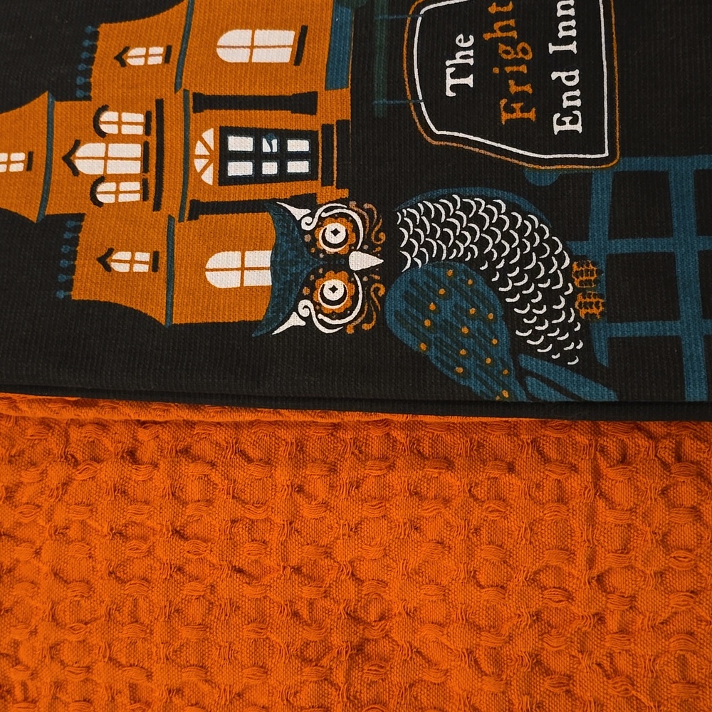 BUNDLE OF 4 HALLOWEEN KITCHEN  HAND TOWELS